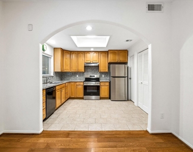 11711 Memorial Drive - Photo Thumbnail 5