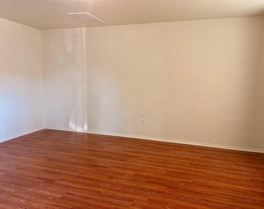 7806 Maverick Trace Lane - Photo Thumbnail 3
