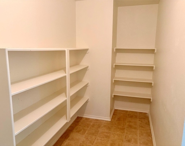 7806 Maverick Trace Lane - Photo Thumbnail 6