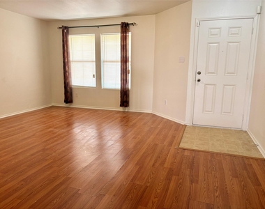 7806 Maverick Trace Lane - Photo Thumbnail 2