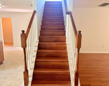 7806 Maverick Trace Lane - Photo Thumbnail 7