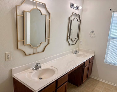 7806 Maverick Trace Lane - Photo Thumbnail 12