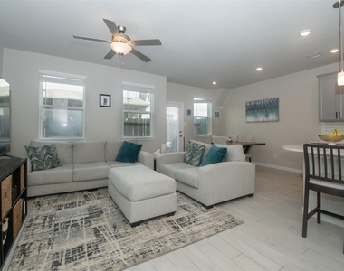 1523 Parkland Oak Drive - Photo Thumbnail 2