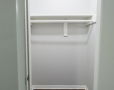 6519 Sloan St - Photo Thumbnail 8