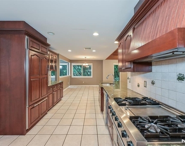 135 Elmwood - Photo Thumbnail 7