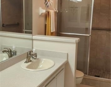 221 Fox Glen Drive - Photo Thumbnail 10