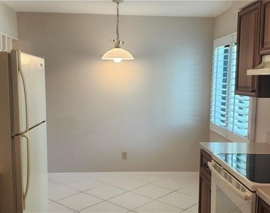 221 Fox Glen Drive - Photo Thumbnail 3