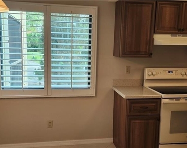 221 Fox Glen Drive - Photo Thumbnail 2