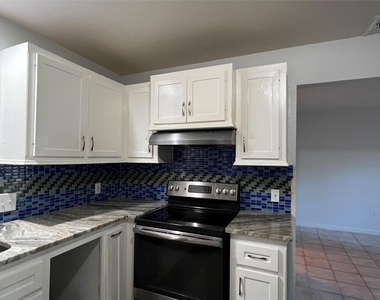 553 Roanoke St Drive - Photo Thumbnail 3