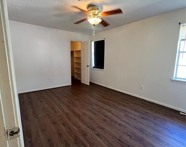553 Roanoke St Drive - Photo Thumbnail 10