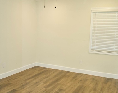 2405 Byron Avenue - Photo Thumbnail 10