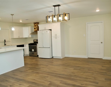 2405 Byron Avenue - Photo Thumbnail 3