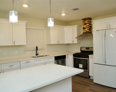 2405 Byron Avenue - Photo Thumbnail 5