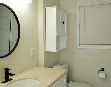 2405 Byron Avenue - Photo Thumbnail 7