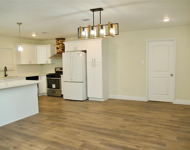 2405 Byron Avenue - Photo Thumbnail 4