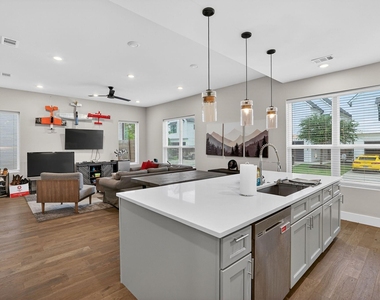 297 Estates Circle - Photo Thumbnail 5