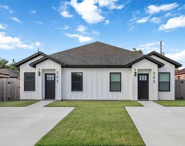 205 Bolden Street - Photo Thumbnail 3