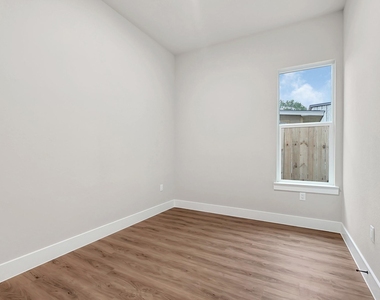 112 S San Jacinto Street - Photo Thumbnail 6