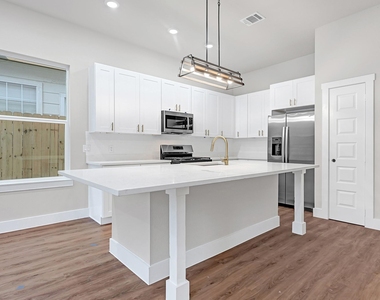 112 S San Jacinto Street - Photo Thumbnail 3