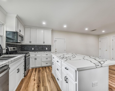4712 33rd Street - Photo Thumbnail 10