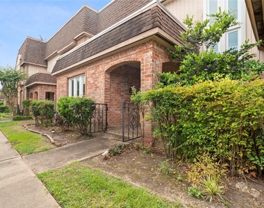 2938 Camelot Lane - Photo Thumbnail 2