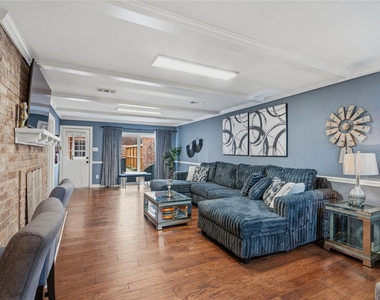 2938 Camelot Lane - Photo Thumbnail 4