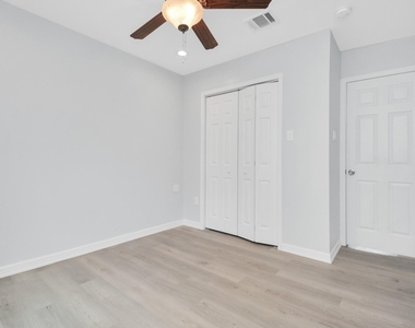 8595 Parkway Dr - Photo Thumbnail 13