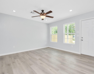 8595 Parkway Dr - Photo Thumbnail 4