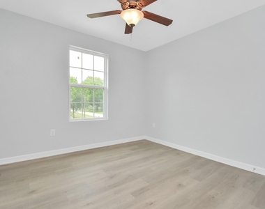 8595 Parkway Dr - Photo Thumbnail 16