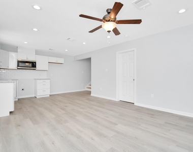 8595 Parkway Dr - Photo Thumbnail 2
