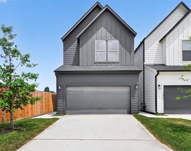 7422 Maxroy Street - Photo Thumbnail 3