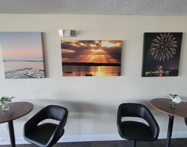 102 Riverside Drive - Photo Thumbnail 6
