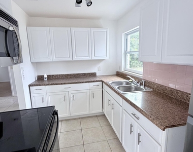 2107 Little John Road - Photo Thumbnail 12