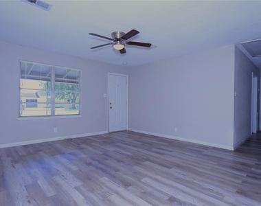130 Bennett Drive - Photo Thumbnail 2