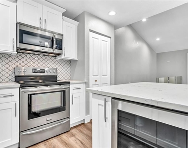 5684 Baywater Drive - Photo Thumbnail 9