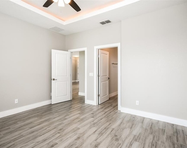 207 Gladiola Court - Photo Thumbnail 12
