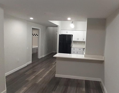2402 W Azeele Street - Photo Thumbnail 2