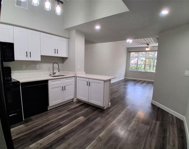 2402 W Azeele Street - Photo Thumbnail 4