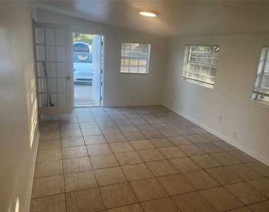 3302 W Wallace Avenue - Photo Thumbnail 6