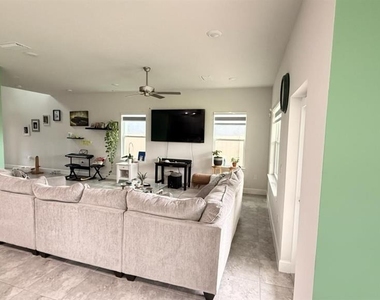 1046 Grantham Lane Se - Photo Thumbnail 3
