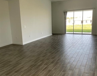 7152 Dilly Lake Avenue - Photo Thumbnail 9