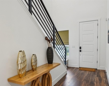 7302 S Elliott Street - Photo Thumbnail 3