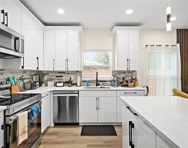3706 N 52nd Street - Photo Thumbnail 5