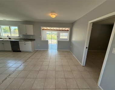 3236 Montclair Circle - Photo Thumbnail 9