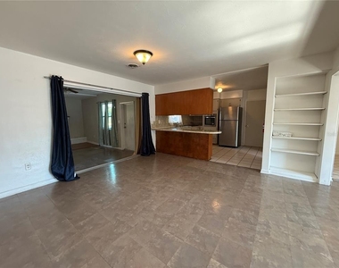 915 14th Street E - Photo Thumbnail 5