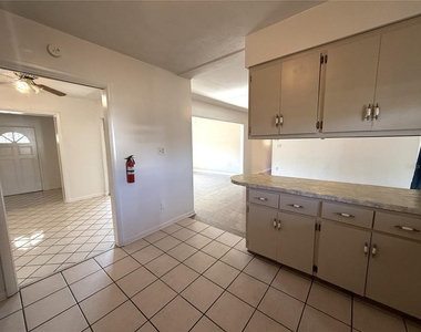 915 14th Street E - Photo Thumbnail 10
