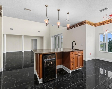 8607 51st Avenue W - Photo Thumbnail 6