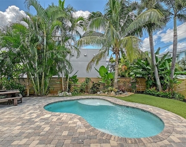 1738 Siesta Drive - Photo Thumbnail 2