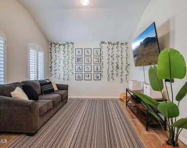 1013 Summer Lake Street - Photo Thumbnail 8