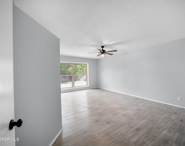 5205 Nome Avenue - Photo Thumbnail 14